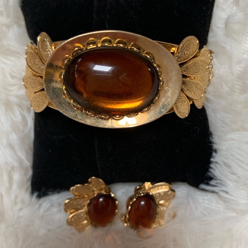 Bracelet and earring costume jewelry set